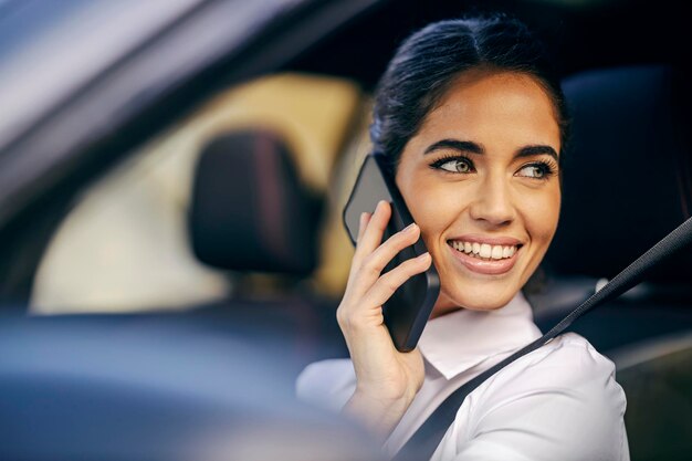 Photo une femme occupée parle au téléphone dans une voiture.