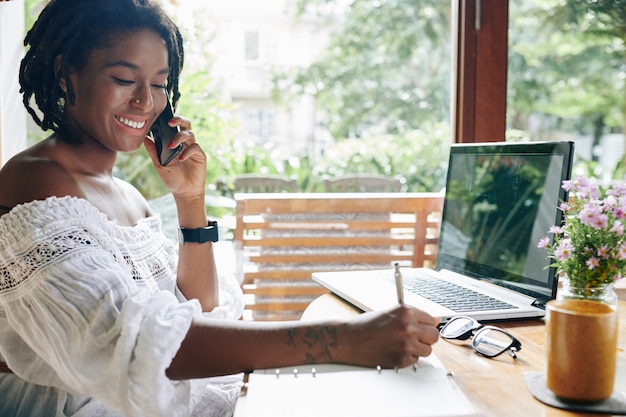 Femme occupée avec son travail