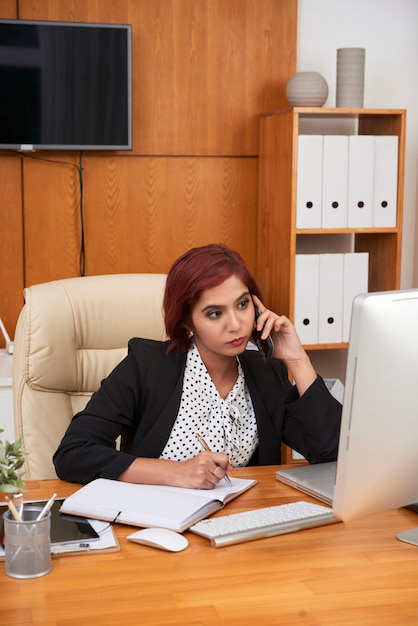 Femme occupée travaillant à son bureau