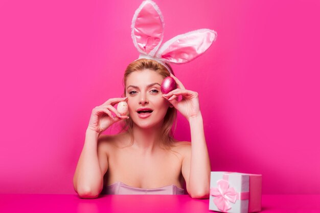 Femme avec des oeufs de Pâques. Jolie fille portant des oreilles de lapin le jour de Pâques.