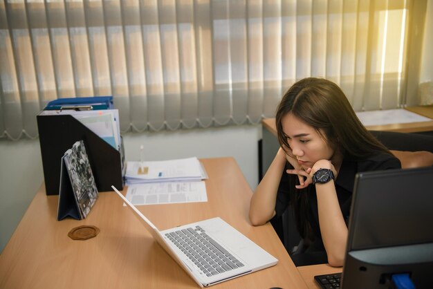 Femme officier asiatique pensant au travail mais elle n'a pas d'idée