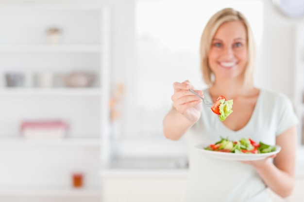 Femme offrant une salade