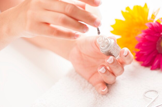 Femme avec des ongles bien entretenus sur blanc