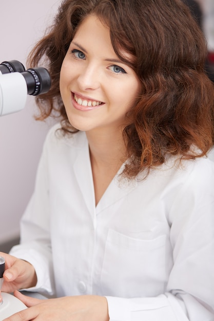 Femme ophtalmologiste travaillant