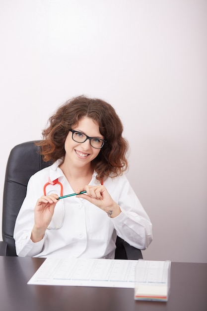 Femme ophtalmologiste travaillant