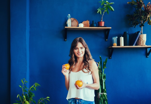 Femme à l'orange sur le mur bleu