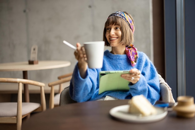 Femme avec ordinateur portable au café