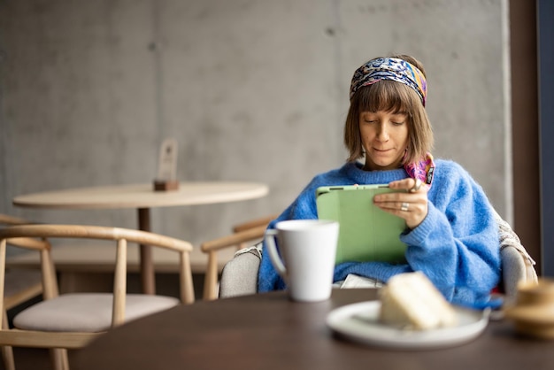 Femme avec ordinateur portable au café