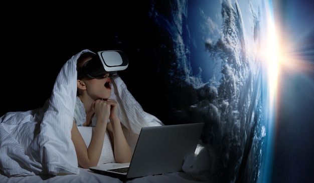 Femme avec ordinateur portable enchantée par la réalité virtuelle. Technique mixte