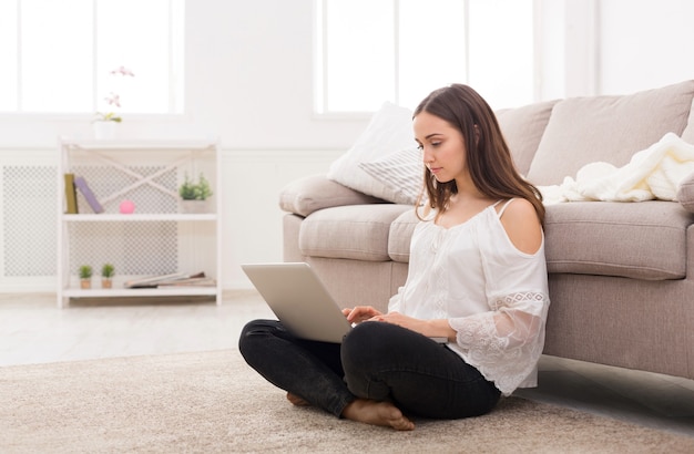 femme avec ordinateur portable à l'intérieur