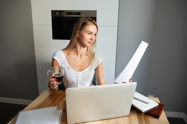 Photo femme avec ordinateur portable travaillant au bureau à domicile