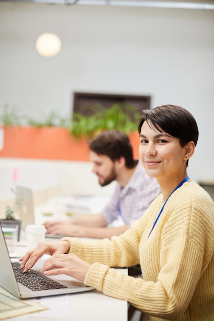 Femme, ordinateur portable