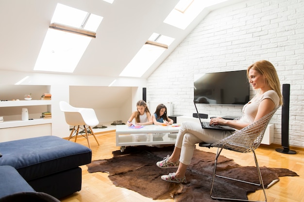 Femme sur un ordinateur portable