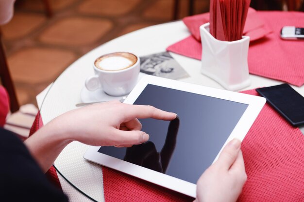 Femme, à, ordinateur tablette, dans, café, magasin