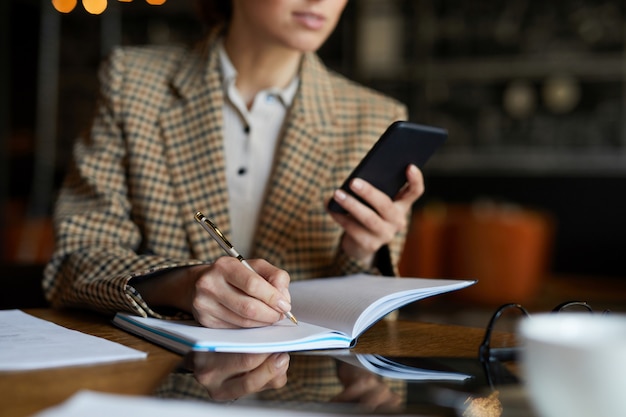 Femme organisant le travail