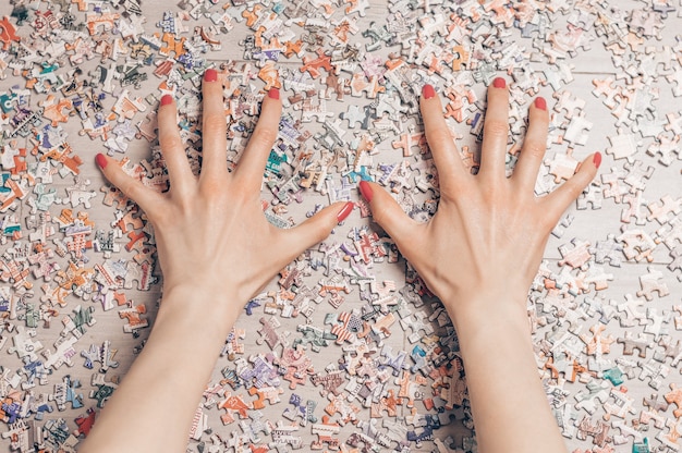 La femme organise des puzzles.