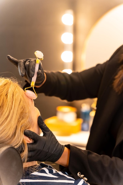 Photo femme d'origine latine dans un salon de beauté travaillant avec le massage des sourcils du client