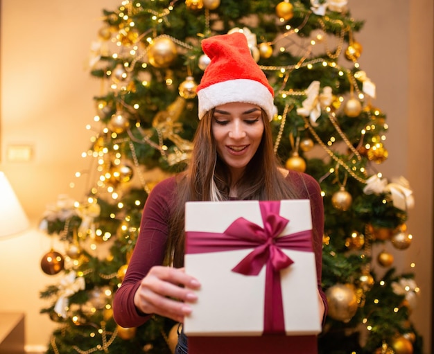 Femme ouvrant un cadeau de Noël