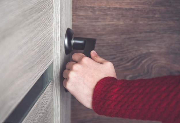 Une femme ouvre la porte