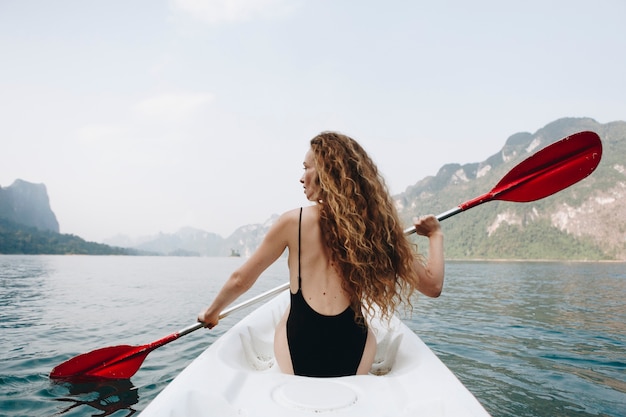 Femme, pagayer, canoë, parc national