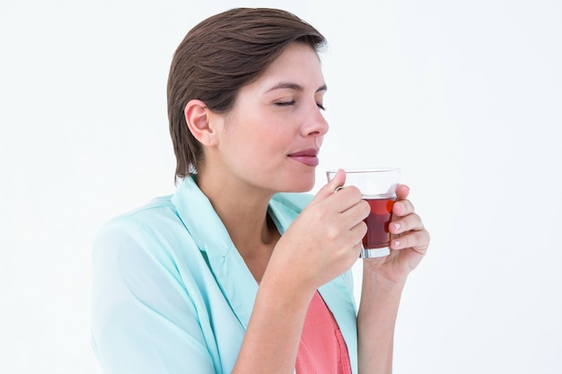 Femme paisible, boire une tasse de thé