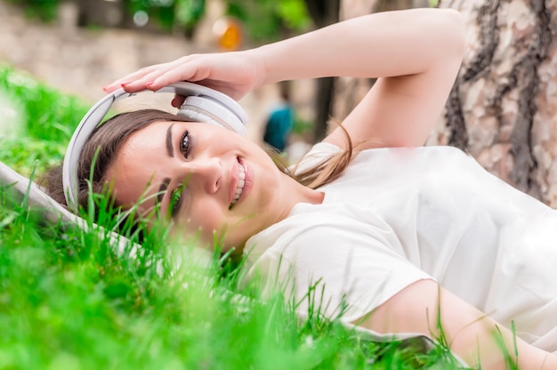 Femme Paisible écoutant De La Musique Avec Un Casque Extérieur