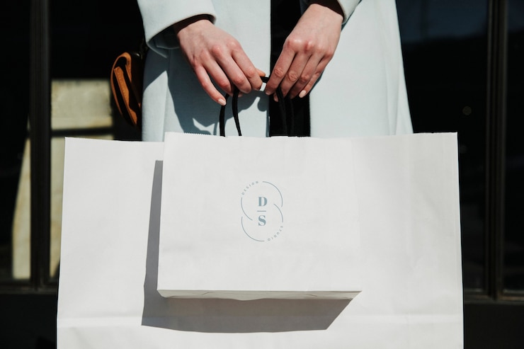 Photo femme avec un panier après une frénésie de dépenses