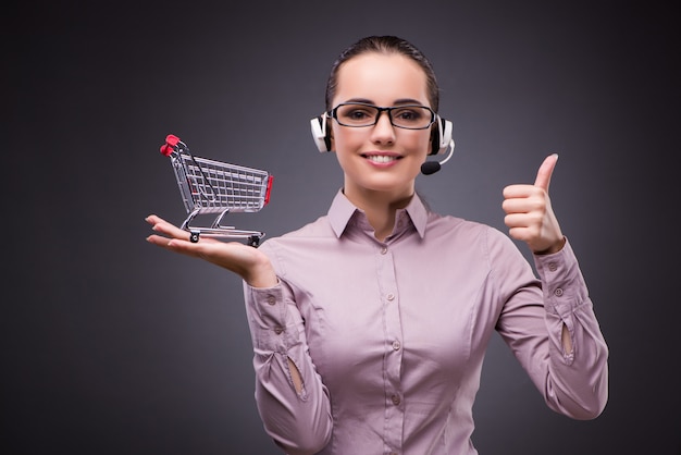 Femme Avec Panier Au Concept D'entreprise