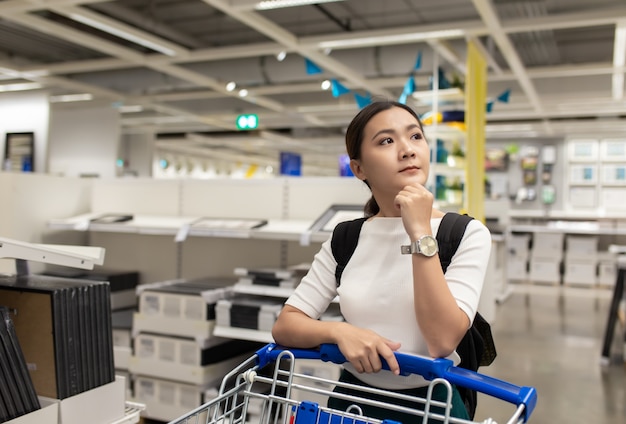 Femme avec panier au magasin