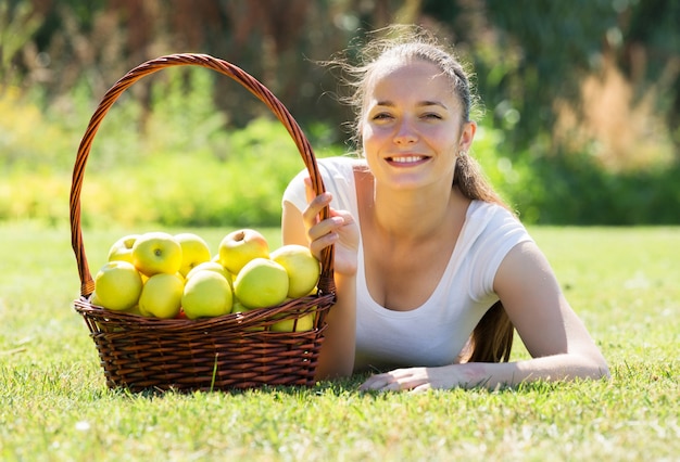 Femme avec panier de pommes