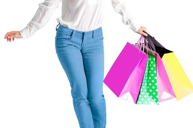 Femme en pantalon vert avec sac à provisions isolé sur fond blanc