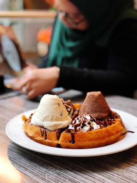 Photo femme par dessert dans l'assiette