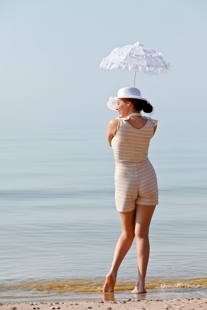 Femme, à, parapluie blanc