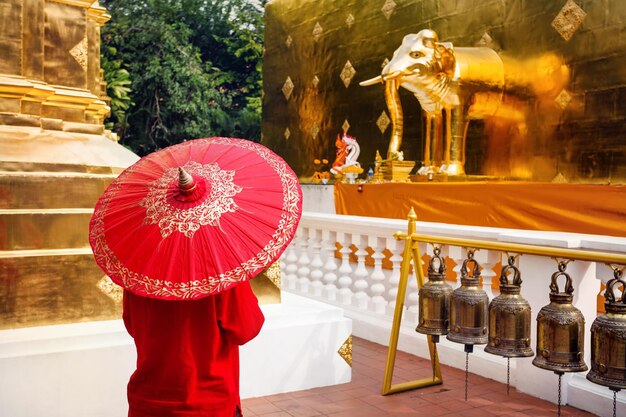 Femme avec parapluie rouge en Thaïlande