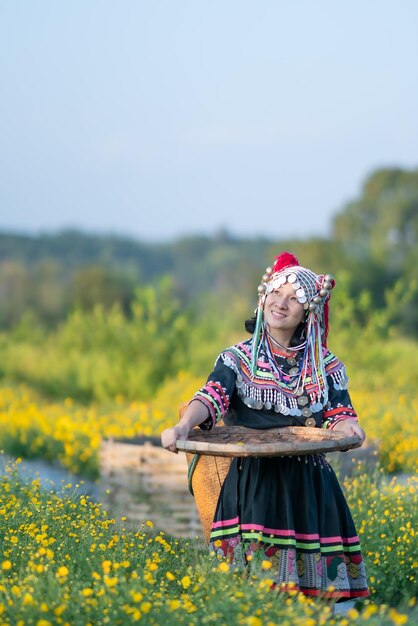 Photo femme avec un parapluie sur le terrain