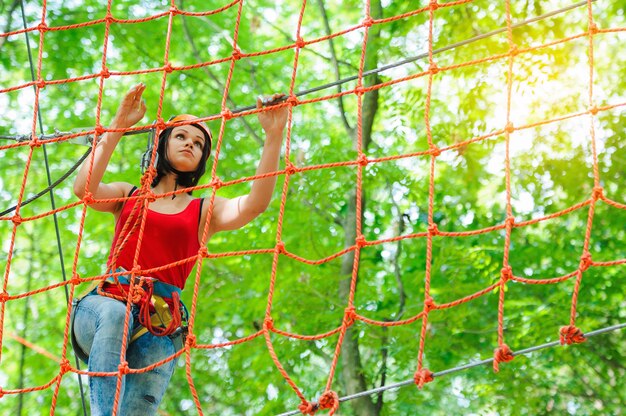 Femme sur le parc au lasso