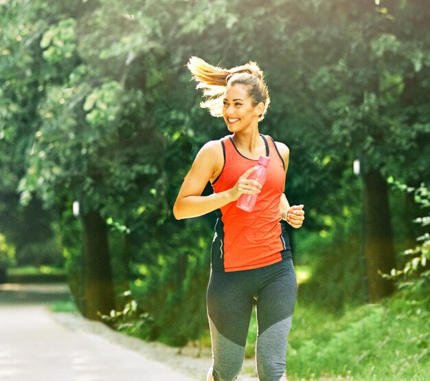 femme parc de fitness exercice style de vie sport en plein air nature saine active jeune athlète en formation.