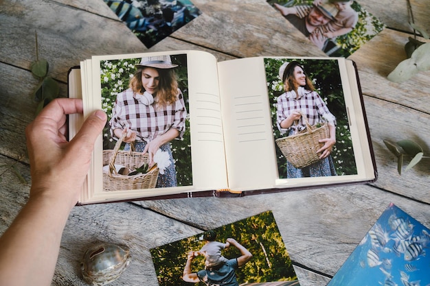 Photo une femme parcourt un album d'images avec des photos imprimées