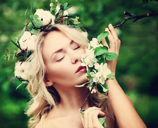 Femme parfaite avec la fleur de pommes à l'extérieur