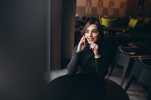 Femme parlant au téléphone dans un café