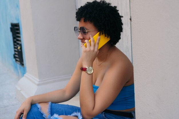 Femme parlant au téléphone en plein air