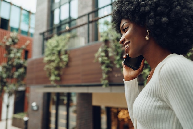 Femme parlant au téléphone portable dans la ville