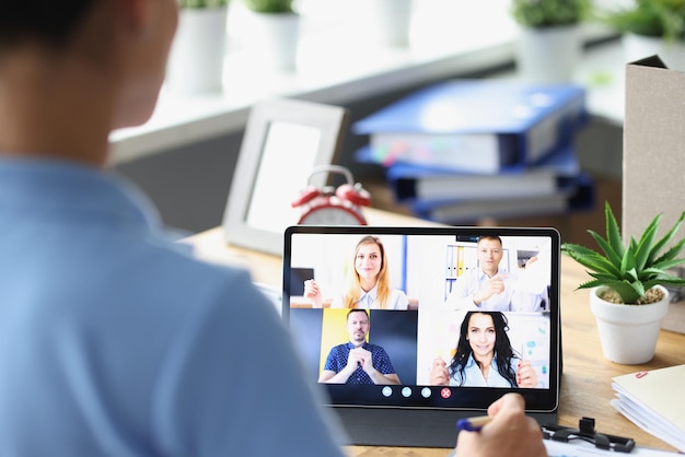 Femme parlant une conférence téléphonique en utilisant le télétravail en gros plan sur une tablette numérique pendant la pandémie de covid