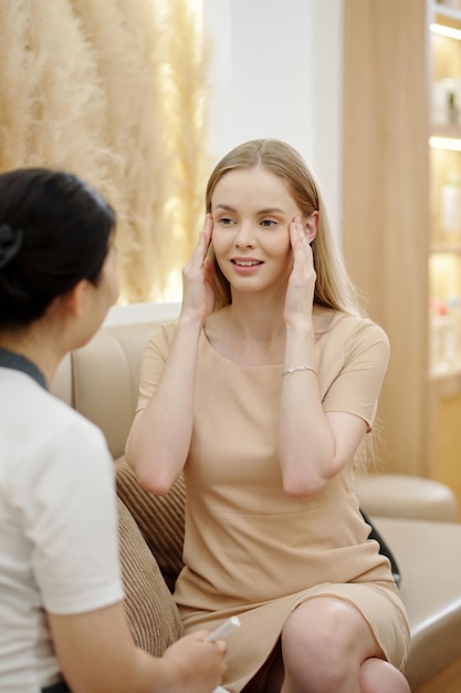 Femme parlant à l'esthéticienne