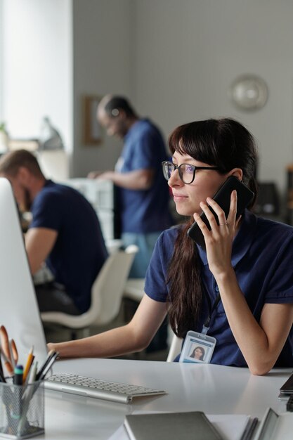 Une femme parle au client au téléphone portable.