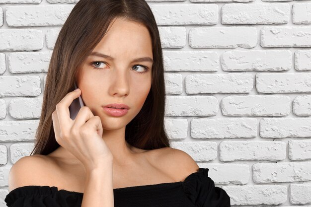 Femme parle au téléphone