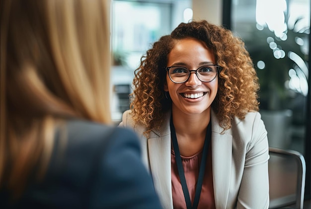 une femme parle avec un client dans un bureau dans le style de la fusion multiculturelle