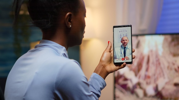 Photo une femme parle avec un médecin par vidéo.