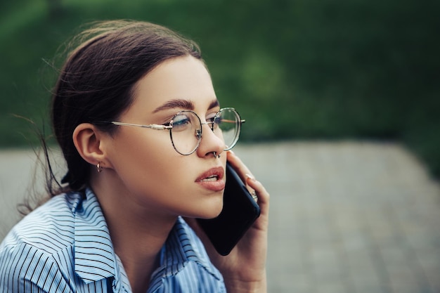 Femme parler au téléphone à l'extérieur