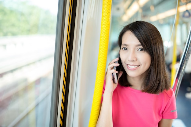 Femme parler au téléphone portable